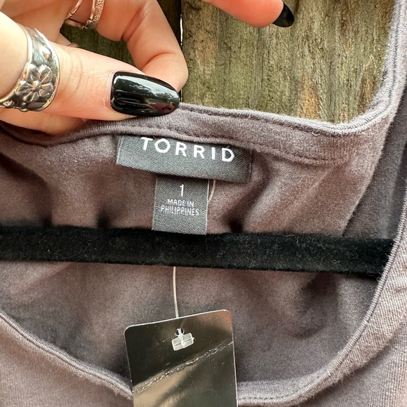 Torrid Solid Dark Charcoal Grey Cold Shoulder Simple Basics Tee NWT Size 1X - Picture 3 of 7